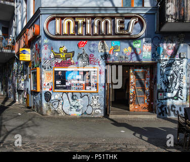 Berlino, Friedrichshain-Kreuzberg, Cinema Intimes esterno. Graffiti-facciata coperta di Art-House movie theater fondata 1909 in un piccolo negozio Foto Stock