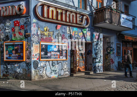 Berlino, Friedrichshain-Kreuzberg, Cinema Intimes esterno. Graffiti-facciata coperta di Art-House movie theater fondata 1909 in un piccolo negozio Foto Stock