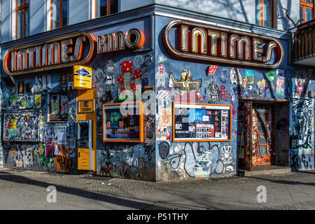 Berlino, Friedrichshain-Kreuzberg, Cinema Intimes esterno. Graffiti-facciata coperta di Art-House movie theater fondata 1909 in un piccolo negozio Foto Stock