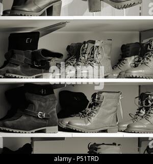 Scarpe in una calzatura store Foto Stock