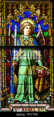 Vetro colorato nella Cattedrale di Valencia, Valencia, raffigurante un angelo con una spada Foto Stock