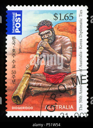 AUSTRALIA - circa 2011:annullato un francobollo da Australia aborigena che illustra la riproduzione sul didgeridoo, rilasciato nel 2011. Foto Stock