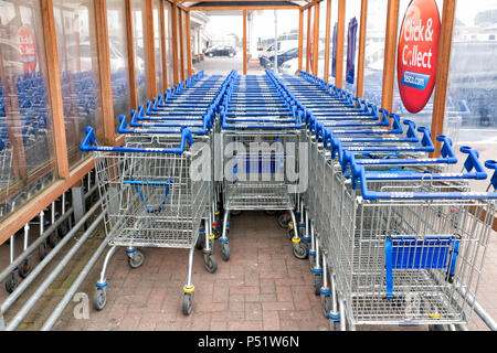 Una fila di Tesco carrelli della spesa al di fuori di un supermercato di Blackpool, Lancashire Foto Stock