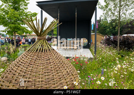 Vista persone pavillion, bellissimi fiori selvatici & Giardino di vimini funzione - CCLA : una famiglia Giardino, RHS Chatsworth Flower Show, Derbyshire, Inghilterra, Regno Unito. Foto Stock