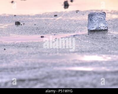 Floes rotto e iceberg. Un grande pezzo di ghiaccio sul ghiaccio di acqua dolce che ha rotto un ghiacciaio o un ripiano di ghiaccio. La riflessione in ghiaccio Foto Stock