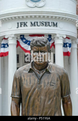 Il presidente John Fitzgerald Kennedy statua che si trova nella parte anteriore del Museo JFK, Hyannis, Barnstable County, Cape Cod, Massachusetts, STATI UNITI D'AMERICA Foto Stock