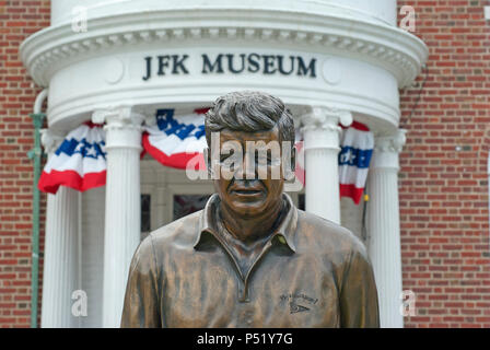 Il presidente John Fitzgerald Kennedy statua che si trova nella parte anteriore del Museo JFK, Hyannis, Barnstable County, Cape Cod, Massachusetts, STATI UNITI D'AMERICA Foto Stock