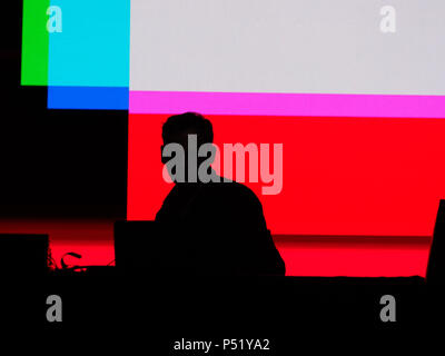 Alva Noto visualizza durante Sónar per giorno, SonarHall stadio, con colorati effetti visivi Foto Stock