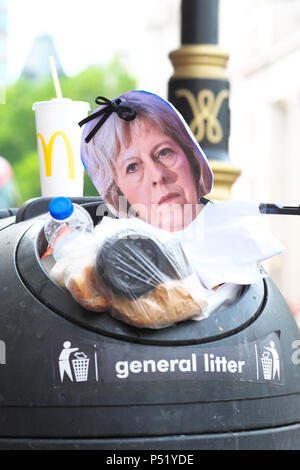 Una maschera per il viso del Primo Ministro Theresa Maggio oggetto di dumping in un rifiuti cucciolata bin nel central London UK dopo il voto popolare marzo Giugno 2018 Foto Stock