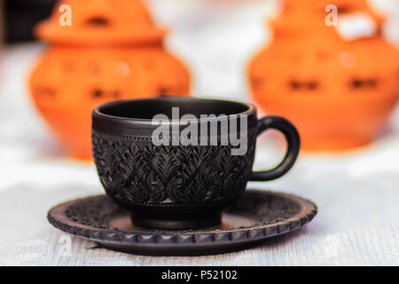 Bella Black Thai vintage stile della tazzina di porcellana, tazza di caffè fatto a mano. Set di caffè nero coppa con piastra nera in thailandese del modello di stile carving. Foto Stock