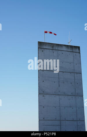 La banderuola eolica su un molo ponte Foto Stock