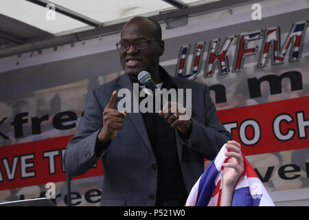 Londra, Inghilterra. Il 23 giugno 2018. Il calcio democratico Lads Alliance e Football Lads Alliance (DFLA e FLA) terrà un rally a sostegno di Brexit su Foto Stock