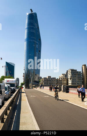 Uno Blackfriars edificio che domina lo skyline al di sopra di Blackfriars bridge con persone, ciclisti e traffico stradale in primo piano, London, Regno Unito Foto Stock