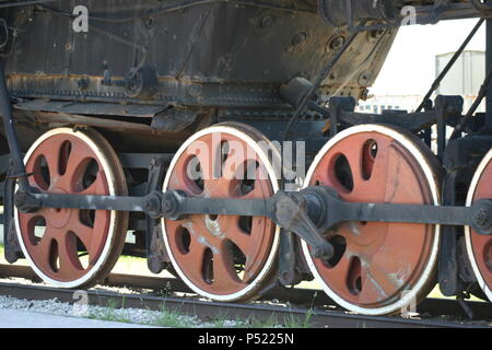 Rosso locomotiva ruota girato nel museo di storia tecnica Foto Stock