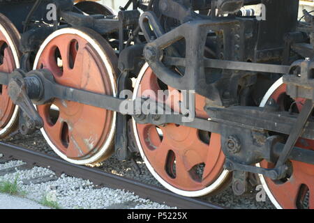 Rosso locomotiva ruota girato nel museo di storia tecnica Foto Stock