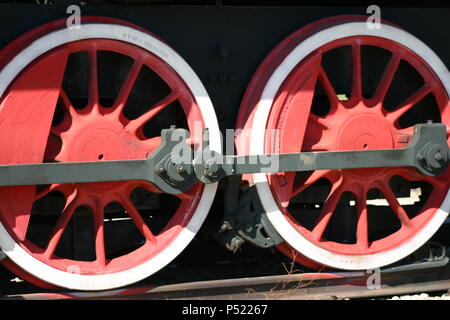 Rosso locomotiva ruota girato nel museo di storia tecnica Foto Stock