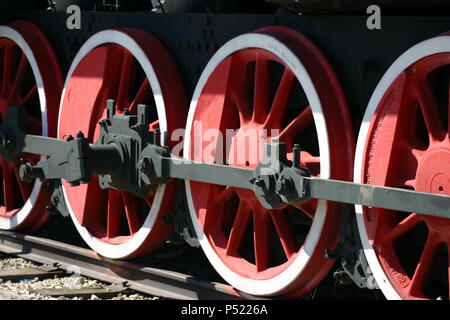 Rosso locomotiva ruota girato nel museo di storia tecnica Foto Stock