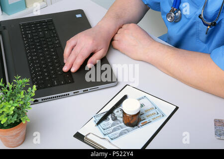 Visualizza i dettagli di dottore mani digitando sulla tastiera Foto Stock