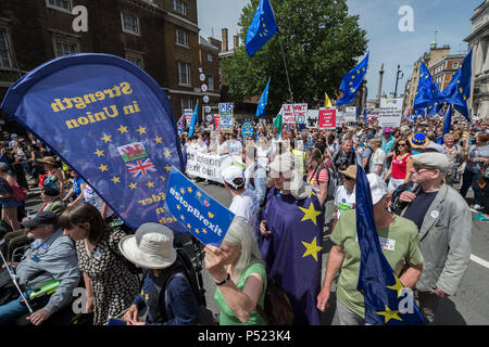 Londra, Regno Unito. Il 23 giugno, 2018. Il mese di marzo è guidato da Tony Robinson, Gina Miller, Vince il cavo e Anna Soubry tra gli altri - la gente di marzo per un voto popolare sul finale Brexit trattativa. Temporizzata in modo da coincidere con il secondo anniversario del referendum 2016 è organizzata da anti Brexit, pro i sostenitori dell'UE. Credito: Guy Bell/Alamy Live News Foto Stock