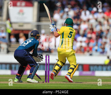 Emirates Old Trafford, Manchester, Regno Unito. Il 24 giugno 2018. Un giorno International Cricket, 5 Royal London ODI, tra Inghilterra e Australia; Aaron Finch di Australia è fuori per 22 corre colpiti da Moeen Ali Credito: Azione Sport Plus/Alamy Live News Foto Stock