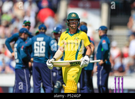 Emirates Old Trafford, Manchester, Regno Unito. Il 24 giugno 2018. Un giorno International Cricket, 5 Royal London ODI, tra Inghilterra e Australia; Travis testa di Australia è fuori per 56 corre catturati Morgan colpiti Plunkett Credito: Azione Sport Plus/Alamy Live News Foto Stock