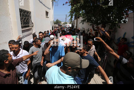 Khan Younis, Striscia di Gaza, Territori palestinesi. Il 24 giugno 2018. Persone in lutto portano il corpo di Osama palestinese Abu Khater che sono morti a causa di ferite egli sostenuta durante gli scontri con le truppe israeliane, i suoi funerali in Khan Younis nel sud della striscia di Gaza il 24 giugno 2018 Credit: Ashraf Amra/immagini APA/ZUMA filo/Alamy Live News Foto Stock