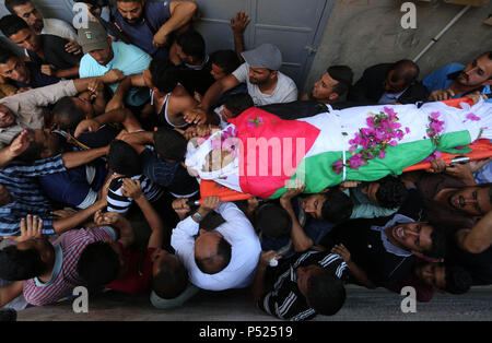 Khan Younis, Striscia di Gaza, Territori palestinesi. Il 24 giugno 2018. Persone in lutto portano il corpo di Osama palestinese Abu Khater che sono morti a causa di ferite egli sostenuta durante gli scontri con le truppe israeliane, i suoi funerali in Khan Younis nel sud della striscia di Gaza il 24 giugno 2018 Credit: Ashraf Amra/immagini APA/ZUMA filo/Alamy Live News Foto Stock