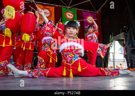 Glasgow, Regno Unito. Il 24 giugno 2018. In una soleggiata giornata d'estate, migliaia risultò annuale di Glasgow Mela tenutasi a Kelvingrove Park per godere di una giornata di festa di tutti gli aspetti della cultura asiatica. Ci sono state molte bande asiatici e truppe di danza tra cui il RAJASTAN HERITAGE BRASS BAND sul loro seconda apparizione alla mela e il PANJAB GABHRU DE asiatici truppa di danza da Birmingham sulla loro prima apparizione Credito: Findlay/Alamy Live News Foto Stock