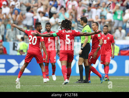 Nizhny Novgorod, Russia. Il 24 giugno 2018. I giocatori di Panama sostengono con l'arbitro durante il 2018 Coppa del Mondo FIFA Gruppo G match tra Inghilterra e Panama a Nizhny Novgorod, Russia, Giugno 24, 2018. Credito: Xu Zijian/Xinhua/Alamy Live News Foto Stock