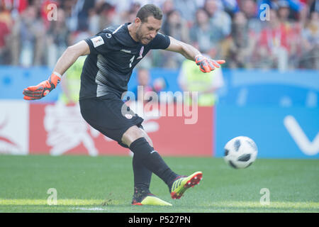 Mosca, Russia. Il 23 giugno, 2018. goalie Farouk Ben Mustapha (doppia) con sfera di azione singola con sfera, azione a figura intera, Belgio (BEL) - Tunisia (TUN) 5: 2, turno preliminare, gruppo G, gioco 29, su 23.06.2018 a Mosca; Coppa del Mondo di Calcio 2018 in Russia dal 14.06. - 15.07.2018. | Utilizzo di credito in tutto il mondo: dpa/Alamy Live News Foto Stock