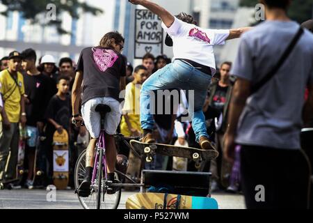 Sao Paulo, Brasile. Il 24 giugno 2018. migliaia di giovani e il loro skateboard si riuniscono per celebrare il andare sullo skate giorno Credito: Dario Oliveira/ZUMA filo/Alamy Live News Foto Stock