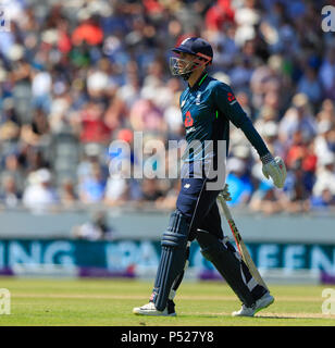 Emirates Old Trafford, Manchester, Regno Unito. Il 24 giugno 2018. Un giorno International Cricket, 5 Royal London ODI, tra Inghilterra e Australia; Alex Hales di Inghilterra passeggiate fuori dopo essere stato fuori per 20 corre Credito: Azione Sport Plus/Alamy Live News Foto Stock