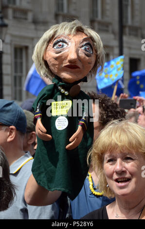 Londra, Regno Unito. Il 23 giugno, 2018. Theresa Maggio marionetta al pro-UE di marzo in piazza del Parlamento Londra Credito: Nadia Awad/Alamy Live News Foto Stock
