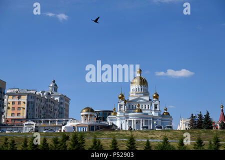 Saransk, Russia. Il 24 giugno 2018. Un uccello che sta volando passato la chiesa russo-ortodossa cattedrale del santo e giusto Theodor Uschakov. Credito: Andreas Gebert/dpa/Alamy Live News Foto Stock