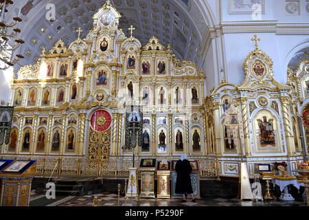 Saransk, Russia. Il 24 giugno 2018. Una donna in piedi la chiesa russo-ortodossa cattedrale del santo e giusto Theodor Uschakov. Credito: Andreas Gebert/dpa/Alamy Live News Foto Stock