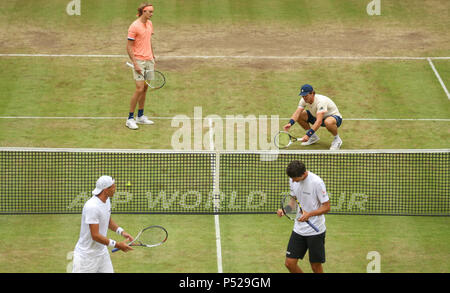 Germania, Halle. Il 24 giugno 2018. Campo da tennis, ATP-Tour, raddoppia, uomini, finale. Lukasz Kubot (l, anteriore) dalla Polonia e Marcelo Melo (2a dalla parte anteriore) dal Brasile in azione contro Alexander Zverev (secondo da sinistra) e Mischa Zverev (r) dalla Germania. Credito: Friso Gentsch/dpa/Alamy Live News Foto Stock
