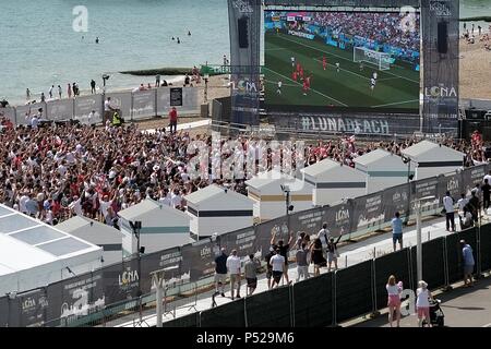 La spiaggia di Brighton Regno Unito 22 Giugno 2018 . Inghilterra v Panama .la Coppa del Mondo di calcio ventole alla spiaggia di Brighton grande schermo celebrare Harry Kane's 45th minuto obiettivo. Caron Watson/Alamy Live News Foto Stock
