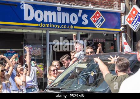 Brentwood, Regno Unito. Il 24 giugno 2018. Scala grande disturbo in Brentwood High Street a seguito Inghilterra vittoria in Coppa del mondo di gioco. Richiesta della polizia rinforzi, avevano i loro cappelli rubato e quando una ragazza è stata detenuta per prendere un cappello la folla gettava le tazze e i biberon in corrispondenza della linea di polizia. Credit Ian Davidson/Alamy Live News Foto Stock