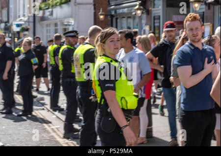 Brentwood, Regno Unito. Il 24 giugno 2018. Scala grande disturbo in Brentwood High Street a seguito Inghilterra vittoria in Coppa del mondo di gioco. Richiesta della polizia rinforzi, avevano i loro cappelli rubato e quando una ragazza è stata detenuta per prendere un cappello la folla gettava le tazze e i biberon in corrispondenza della linea di polizia. Credit Ian Davidson/Alamy Live News Foto Stock