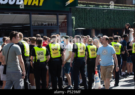 Brentwood, Regno Unito. Il 24 giugno 2018. Scala grande disturbo in Brentwood High Street a seguito Inghilterra vittoria in Coppa del mondo di gioco. Richiesta della polizia rinforzi, avevano i loro cappelli rubato e quando una ragazza è stata detenuta per prendere un cappello la folla gettava le tazze e i biberon in corrispondenza della linea di polizia. Credit Ian Davidson/Alamy Live News Foto Stock