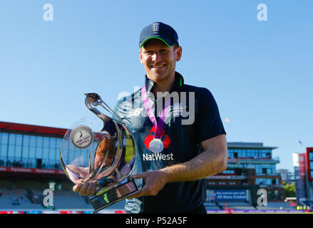 Domenica 24 giugno 2018 , Emirates Old Trafford, quinto ODI Royal London One-Day Inghilterra serie v Australia; Eoin Morgan (Capitano) di Inghilterra celebra la serie 5-0 vincere in Australia durante la ODI Royal London One-Day serie. Credito: News immagini /Alamy Live News Foto Stock