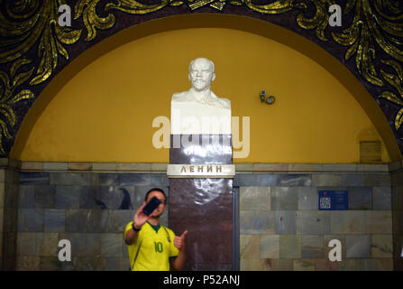 Mosca, Russia. Il 24 giugno 2018. Una ventola brasiliano prendendo un selfie davanti a un busto di Lenin in Komsomolskaja stazione della metropolitana sulla mosca ferroviaria circolare. Credito: Ina Fassbender/dpa/Alamy Live News Foto Stock
