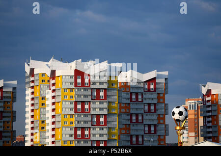 Saransk, Russia. Il 24 giugno 2018. Calcio, Coppa del Mondo di calcio. Un enorme gioco del calcio può essere visto tra due edifici residenziali accanto allo stadio. Credito: Andreas Gebert/dpa/Alamy Live News Foto Stock