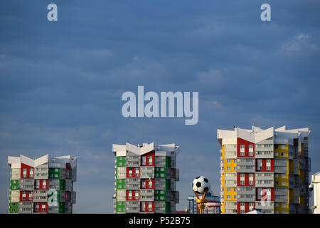 Saransk, Russia. Il 24 giugno 2018. Calcio, Coppa del Mondo di calcio. Un enorme gioco del calcio può essere visto tra due edifici residenziali accanto allo stadio. Credito: Andreas Gebert/dpa/Alamy Live News Foto Stock