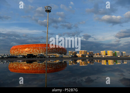 Saransk, Russia. Il 24 giugno 2018. Calcio World Cup 2018. L'arena di Mordovia riflessa in una pozza in corrispondenza di un parcheggio di fronte allo stadio. Credito: Andreas Gebert/dpa/Alamy Live News Foto Stock