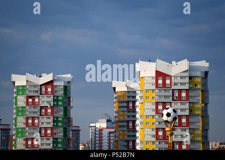 Saransk, Russia. Il 24 giugno 2018. Calcio, Coppa del Mondo di calcio. Un enorme gioco del calcio può essere visto tra due edifici residenziali accanto allo stadio. Credito: Andreas Gebert/dpa/Alamy Live News Foto Stock