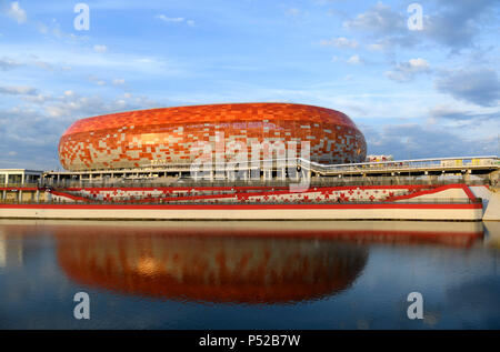 Saransk, Russia. Il 24 giugno 2018. Calcio World Cup 2018. L'arena di Mordovia riflessa in una pozza in corrispondenza di un parcheggio di fronte allo stadio. Credito: Andreas Gebert/dpa/Alamy Live News Foto Stock