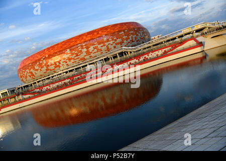 Saransk, Russia. Il 24 giugno 2018. Calcio World Cup 2018. L'arena di Mordovia riflessa in una pozza in corrispondenza di un parcheggio di fronte allo stadio. Credito: Andreas Gebert/dpa/Alamy Live News Foto Stock