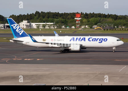 Tokyo, Giappone. Il 3 maggio, 2017. All Nippon Airways ANA Cargo Boeing 767-300ER Freighter sul modo di partenza dall'aeroporto Narita di Tokyo. Credito: Fabrizio Gandolfo SOPA/images/ZUMA filo/Alamy Live News Foto Stock