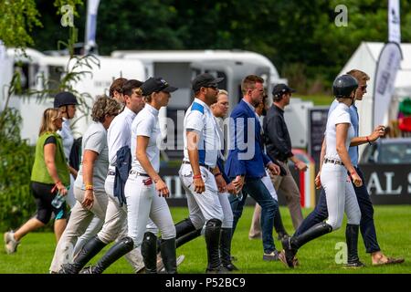 West Sussex, Regno Unito. Il 23 giugno, 2018. Corso a piedi. Il regime britannico Derby. CSI4* Al Shira"aa Hickstead Derby riunione. Showjumping. Il tutto in Inghilterra corso di salto. Hickstead. West Sussex. Regno Unito. Il giorno 4. 23/06/2018. Credito: Sport In immagini/Alamy Live News Foto Stock